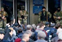 Zi de foc pe "frontul de Est" al Ucrainei. Militanţii proruşi se retrag încet-încet din instituţiile ocupate Foto: Reuters