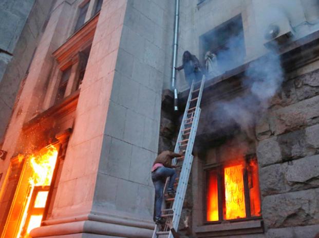 http://jornalggn.com.br/sites/default/files/imagens/civiles_huyen_por_una_escalera_del_edificio_gremial_envuelto_en_llamas_en_odessa_-_divulgacao.jpg