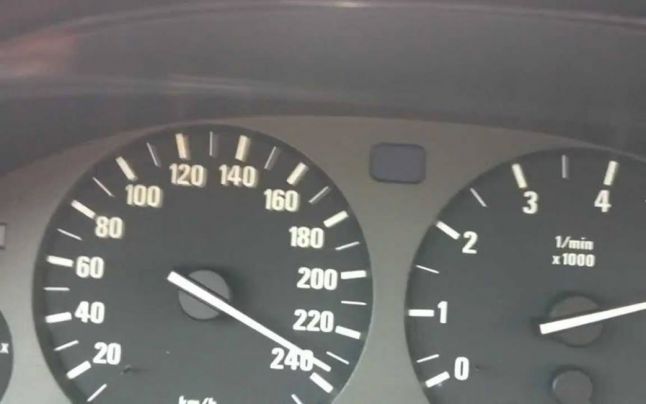 FOTO Un tânăr din Huşi, care posta pe Facebook  fotografii cu indicatorul de viteză înregistrând peste 200 km/oră, a decedat astăzi într-un accident