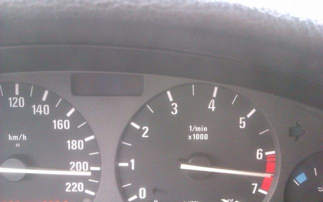 FOTO Un tânăr din Huşi, care posta pe Facebook  fotografii cu indicatorul de viteză înregistrând peste 200 km/oră, a decedat astăzi într-un accident