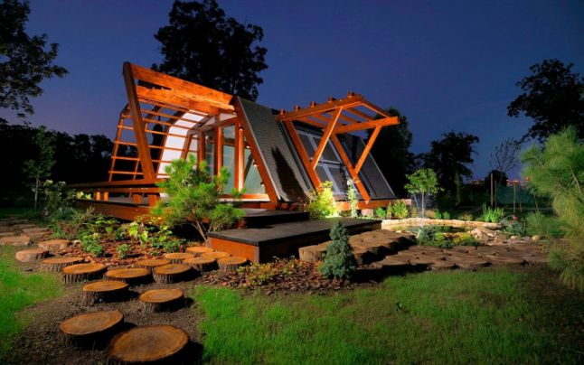 FOTO Tu ţi-ai cumpăra casa viitorului? Locuinţa-eco, controlată prin telefon,  independentă energetic, este invenţia unor români. Preţ: 28.000 de euro