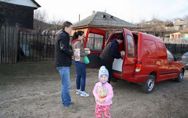 Proiect inimos: masa caldă pentru săracii unei comune din Iaşi