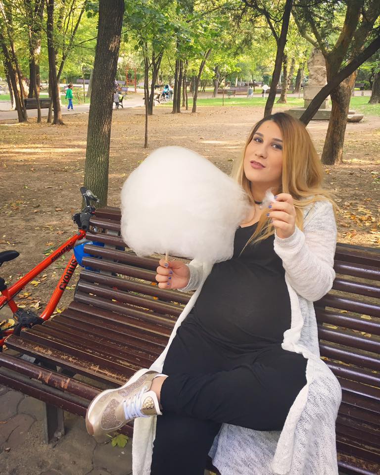 Cântăreața Adda, mama unui băiețel