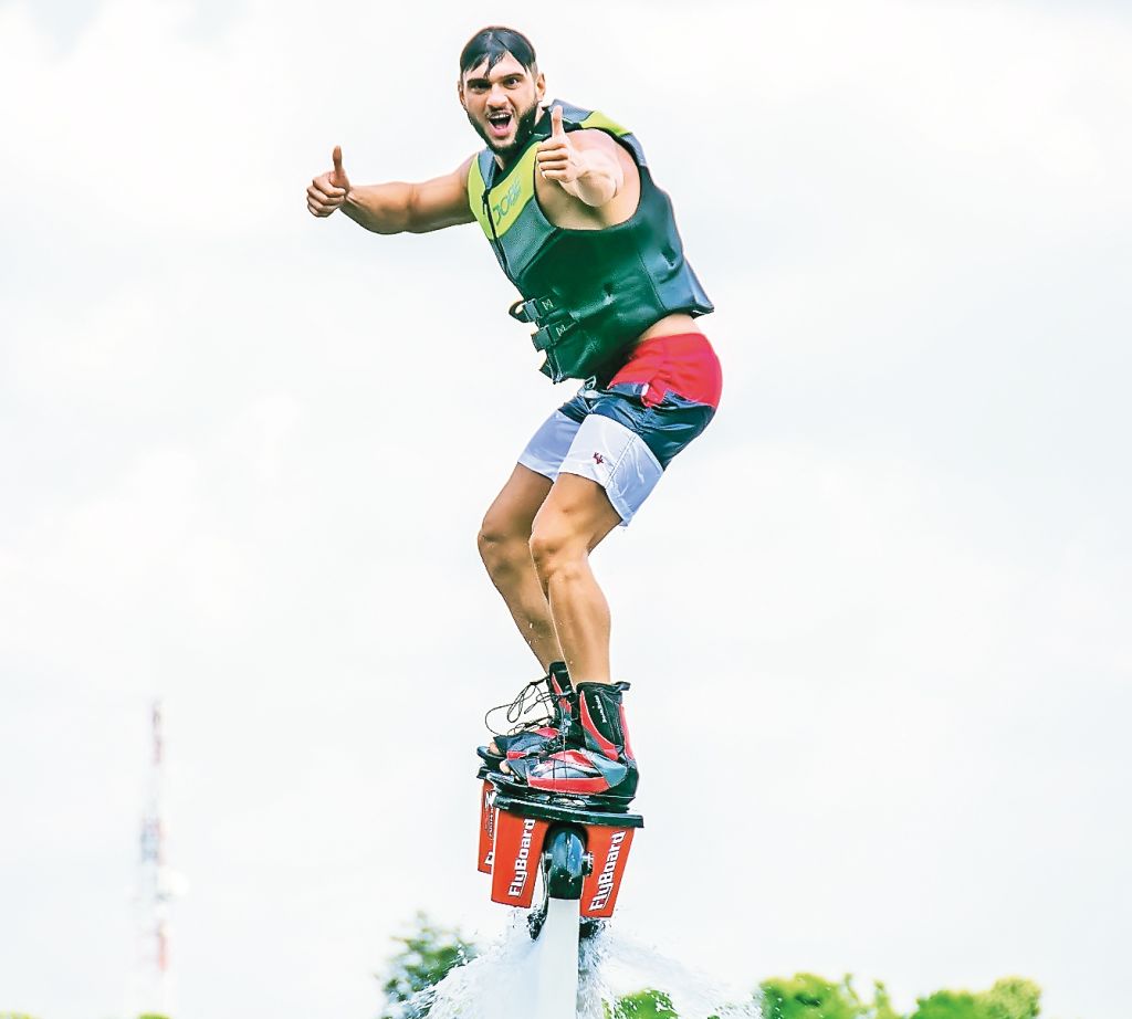 Flyboarding și senzații tari, adică distracție la superlativ. Zborul deasupra apei îi place la nebunie lui Dorian Popa