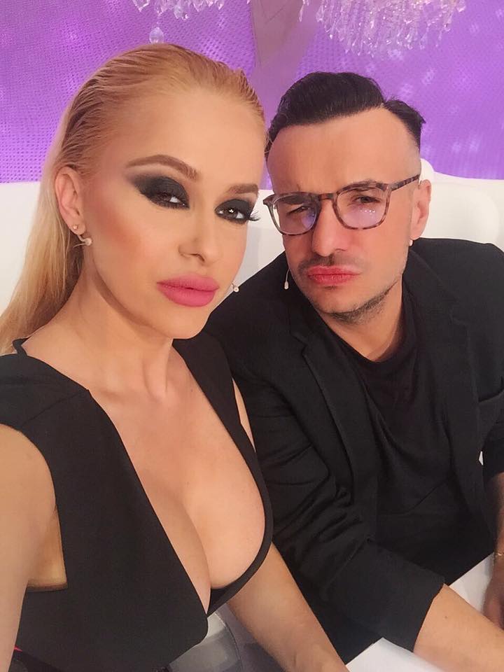 anda adam și-a arătat sânii