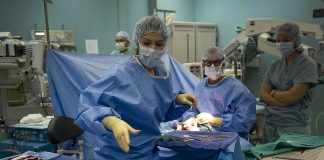 doctori in sala de operatie