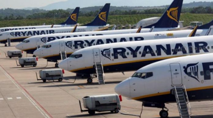 EXCLUSIV | Clipe de coșmar la 10.000 de metri. Un pasager a fost aproape aspirat prin hubloul spart al unui avion Ryanair. Pilotul Cezar Osiceanu: „Omul acesta s-a născut a doua oară”
