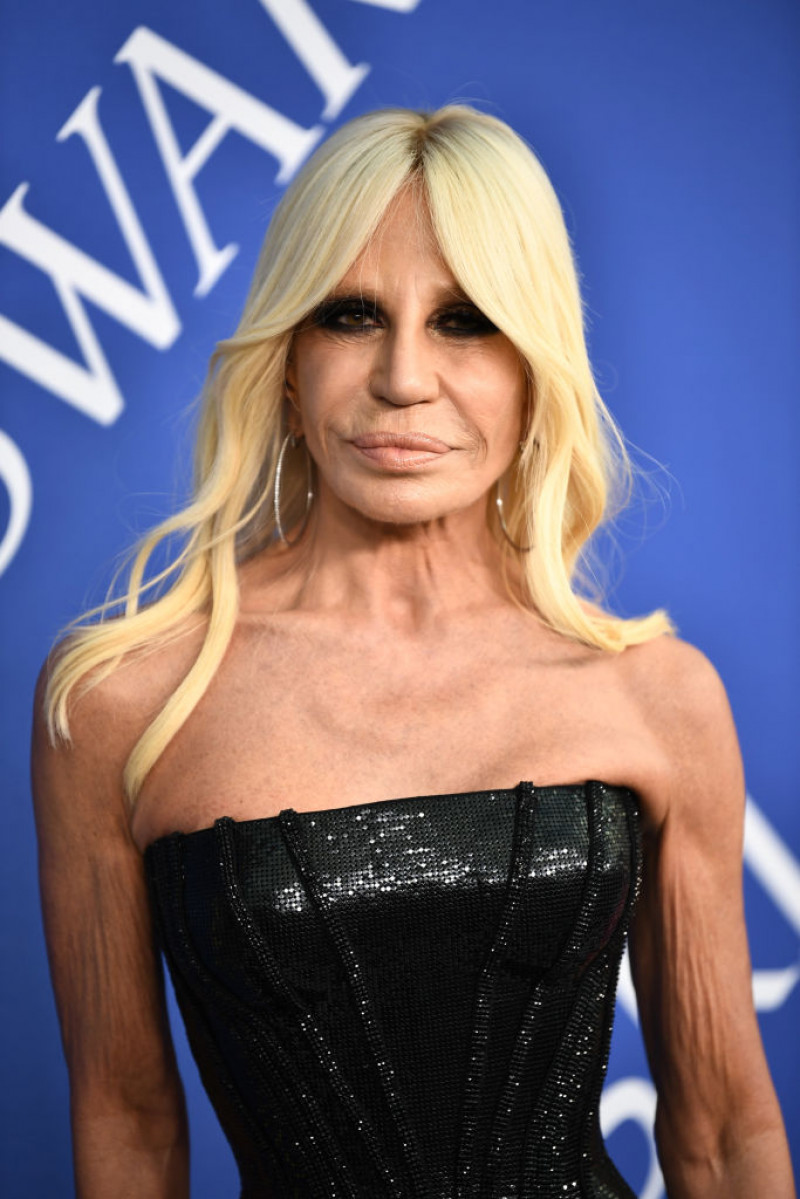 Imagini rare cu Donatella Versace la plajă. Cum arată creatoarea de