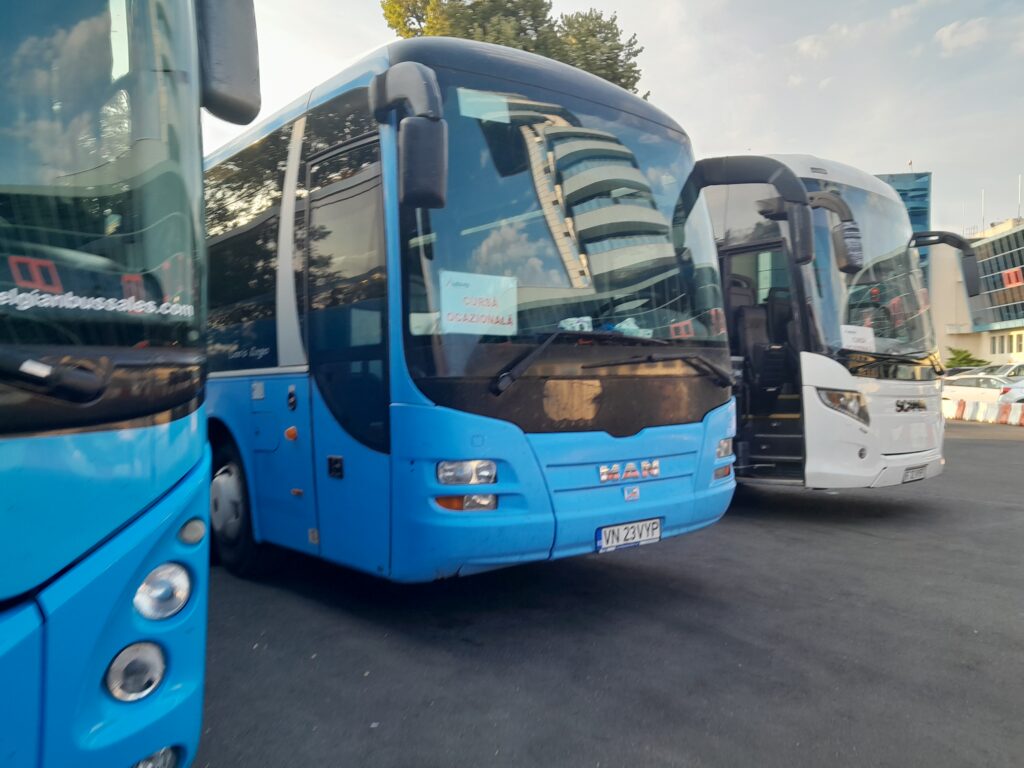 autocarul Autovip in parcarea Otopeni 7est.ro Stiri Iasi, stiri