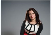 Când Romică nu-i acasă, cică șefa agenților împarte viței pe sub masă! Sagă de pomină cu rakeți de la ăeroportul deontologic!.