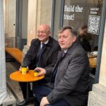 Crin Antonescu și Emil Boc, la o cafeluță populară