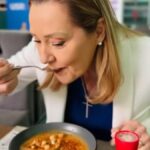 Elena Lasconi, savurând o ciorbă cu panseluțe