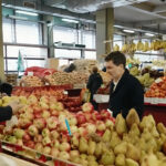 Nicușor Dan, rătăcit în misiune electorală în Piața Obor