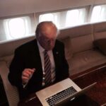 Donald Trump și laptopul său Apple MacBook