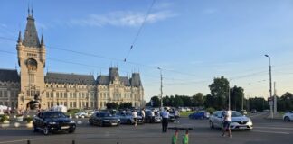 Masinile au blocat accesul tramvaiului