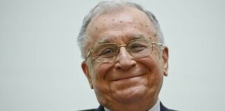 Ion Iliescu zâmbind