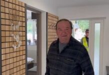 Ieșeanul Bogdan Tănasă a reconstruit la Broșteni prima casă după inundații