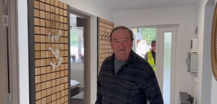 Ieșeanul Bogdan Tănasă a reconstruit la Broșteni prima casă după inundații