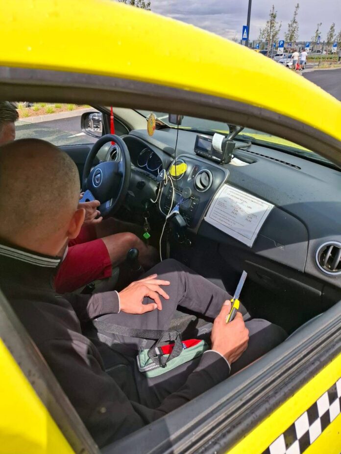 Tânăr reținut după ce a amenințat un taximetrist ieșean