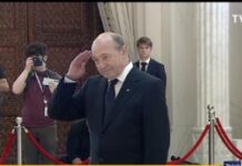 Traian Basescu in fata sicriului lui Ion Iliescu