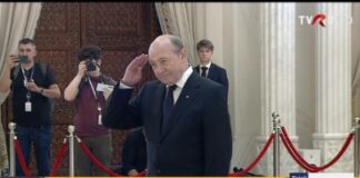 Traian Basescu in fata sicriului lui Ion Iliescu