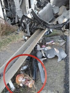 păpusa fetei în accident