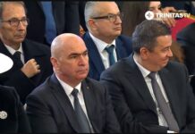 Ilie Bolojan l-a ignorat total pe Sorin Grindeanu la slujba de la Catedrală. Ce făcea șeful PSD în timpul slujbei