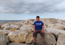 Luca, un tânăr de 18 ani din România, luptă cu o malformație severă a coloanei: „Vreau doar să pot trăi fără durere”