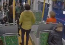 Video | O bătrână a acționat fără motiv sistemul de alarmă dintr-un tramvai