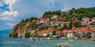 Bijuteria Europei, numită și „cel mai frumos loc de pe Pământ”. Nu este aglomerată, iar cazările sunt accesibile