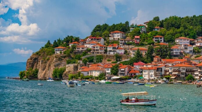 Bijuteria Europei, numită și „cel mai frumos loc de pe Pământ”. Nu este aglomerată, iar cazările sunt accesibile