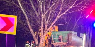 VIDEO Accident rutier grav la Războieni: o persoană decedată și alta încarcerată după impactul dintre un camion și o autoutilitară