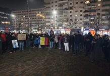 VIDEO Peste 250 de persoane protestează la Iași în faţa Tribunalului pentru independenţa Justiţiei