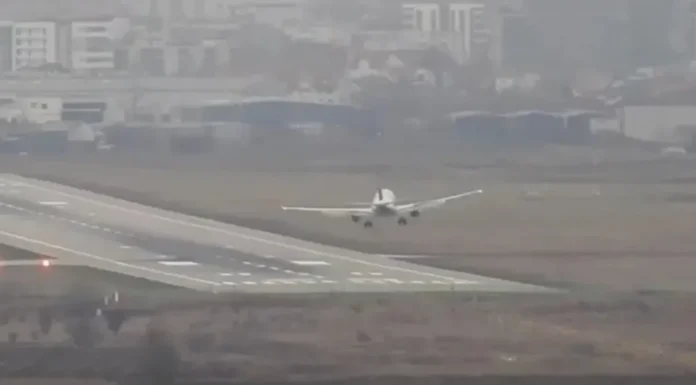 VIDEO Aterizări aproape imposibile la Cluj: Tehnica folosită de piloți pentru a aduce aeronavele la sol pe timp de furtună
