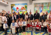 Copiii folosiți pe post de decor electoral: trei ore în frig pentru o vizită politică. În tot acest timp, microbuzele școlare promise se impart după carnetele de partid