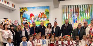 Copiii folosiți pe post de decor electoral: trei ore în frig pentru o vizită politică. În tot acest timp, microbuzele școlare promise se impart după carnetele de partid