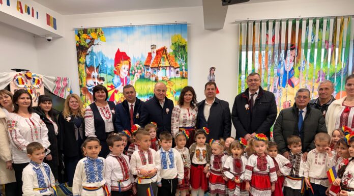 Copiii folosiți pe post de decor electoral: trei ore în frig pentru o vizită politică. În tot acest timp, microbuzele școlare promise se impart după carnetele de partid