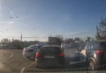 VIDEO Incident rutier în Podu de Piatră: un șofer a fost surprins de Poliție cu un comportament agresiv