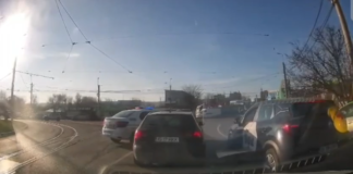 VIDEO Incident rutier în Podu de Piatră: un șofer a fost surprins de Poliție cu un comportament agresiv