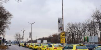 Haos la Aeroportul Iași: Taximetriștii revoltați, taxați și împiedicați de Romeo Vatră să muncească. Între timp, transportatorii clandestini din Chișinău preiau pasageri fără a plăti niciun leu