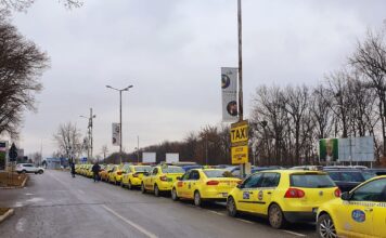 Haos la Aeroportul Iași: Taximetriștii revoltați, taxați și împiedicați de Romeo Vatră să muncească. Între timp, transportatorii clandestini din Chișinău preiau pasageri fără a plăti niciun leu