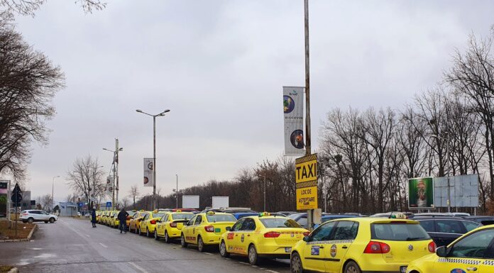 Haos la Aeroportul Iași: Taximetriștii revoltați, taxați și împiedicați de Romeo Vatră să muncească. Între timp, transportatorii clandestini din Chișinău preiau pasageri fără a plăti niciun leu