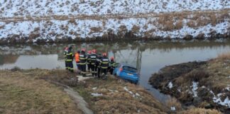 Mașină căzută în râul Bahlui, șoferul s-a autoevacuat înainte de sosirea echipajelor de intervenție