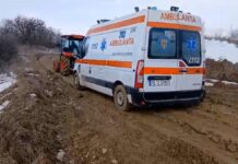 Ambulanţă rămasă blocată în noroi, pe singurul drum de acces din localitate. Pacientul a murit între timp