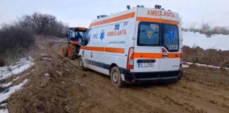 Ambulanţă rămasă blocată în noroi, pe singurul drum de acces din localitate. Pacientul a murit între timp