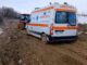 Ambulanţă rămasă blocată în noroi, pe singurul drum de acces din localitate. Pacientul a murit între timp