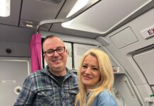 VIDEO Cerere în căsătorie la peste 10.000 de metri altitudine: un ieșean și-a cerut iubita de soție în avion, de ziua lui