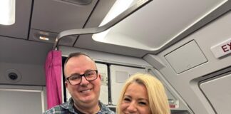 VIDEO Cerere în căsătorie la peste 10.000 de metri altitudine: un ieșean și-a cerut iubita de soție în avion, de ziua lui