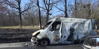 VIDEO Intervenție pentru stingerea unui incendiu la o ambulanță, în localitatea Strunga