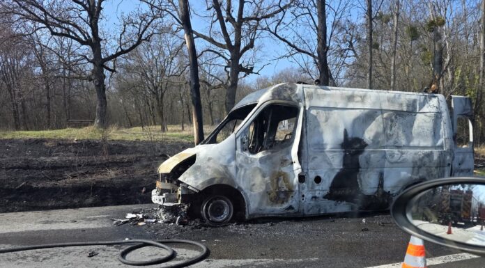 VIDEO Intervenție pentru stingerea unui incendiu la o ambulanță, în localitatea Strunga